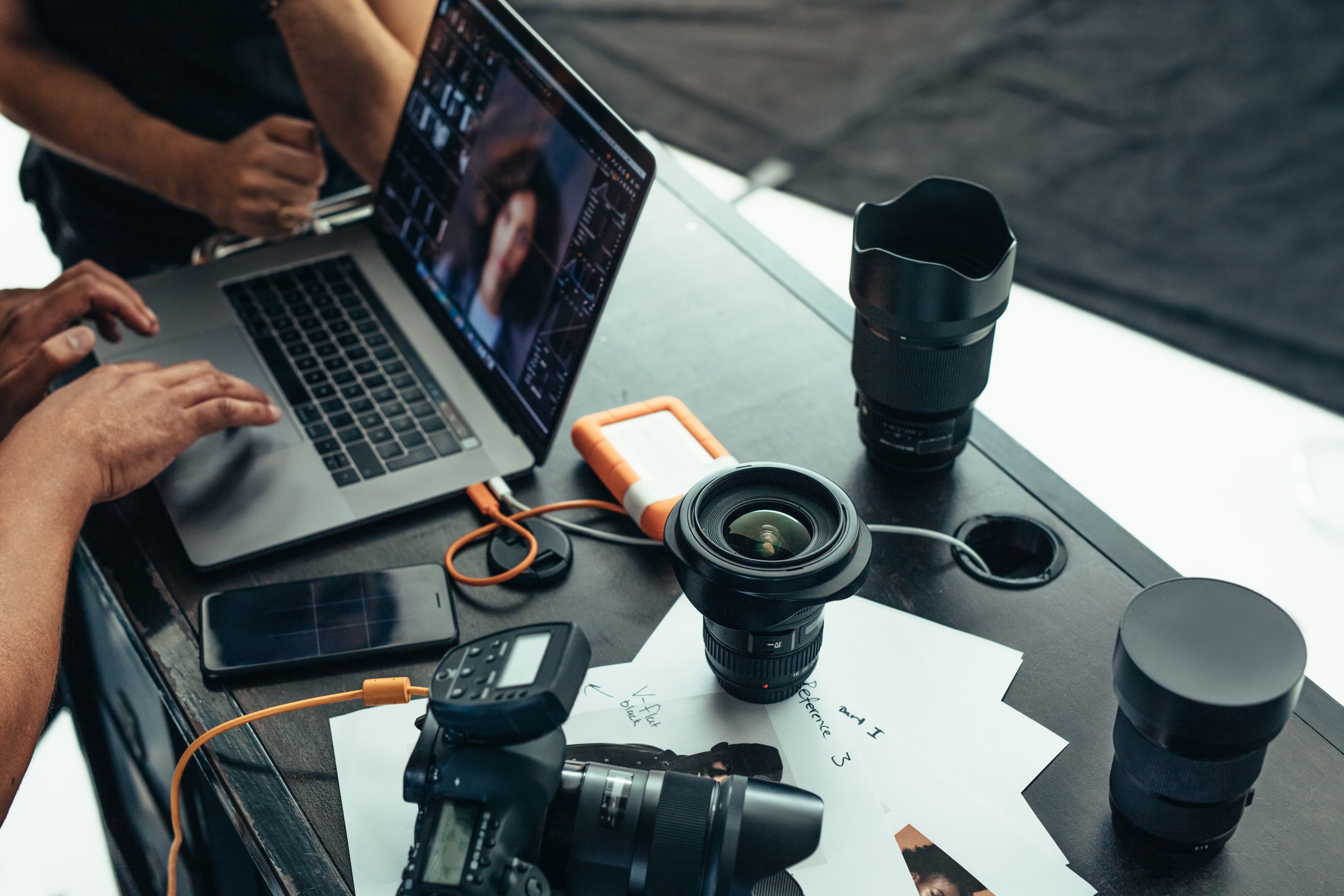 Fotógrafo trabajando en una sesión profesional